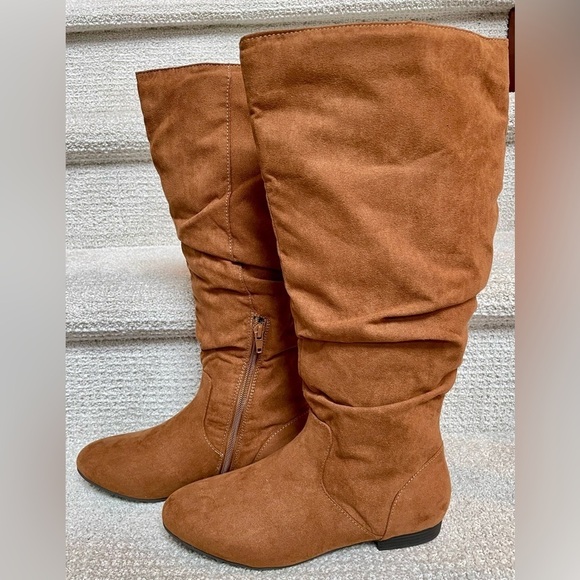 NWT SO Dill Cognac Slouch Top Soft Rounded Toe Stitch Detail Zip Fashion Boots - Picture 3 of 7